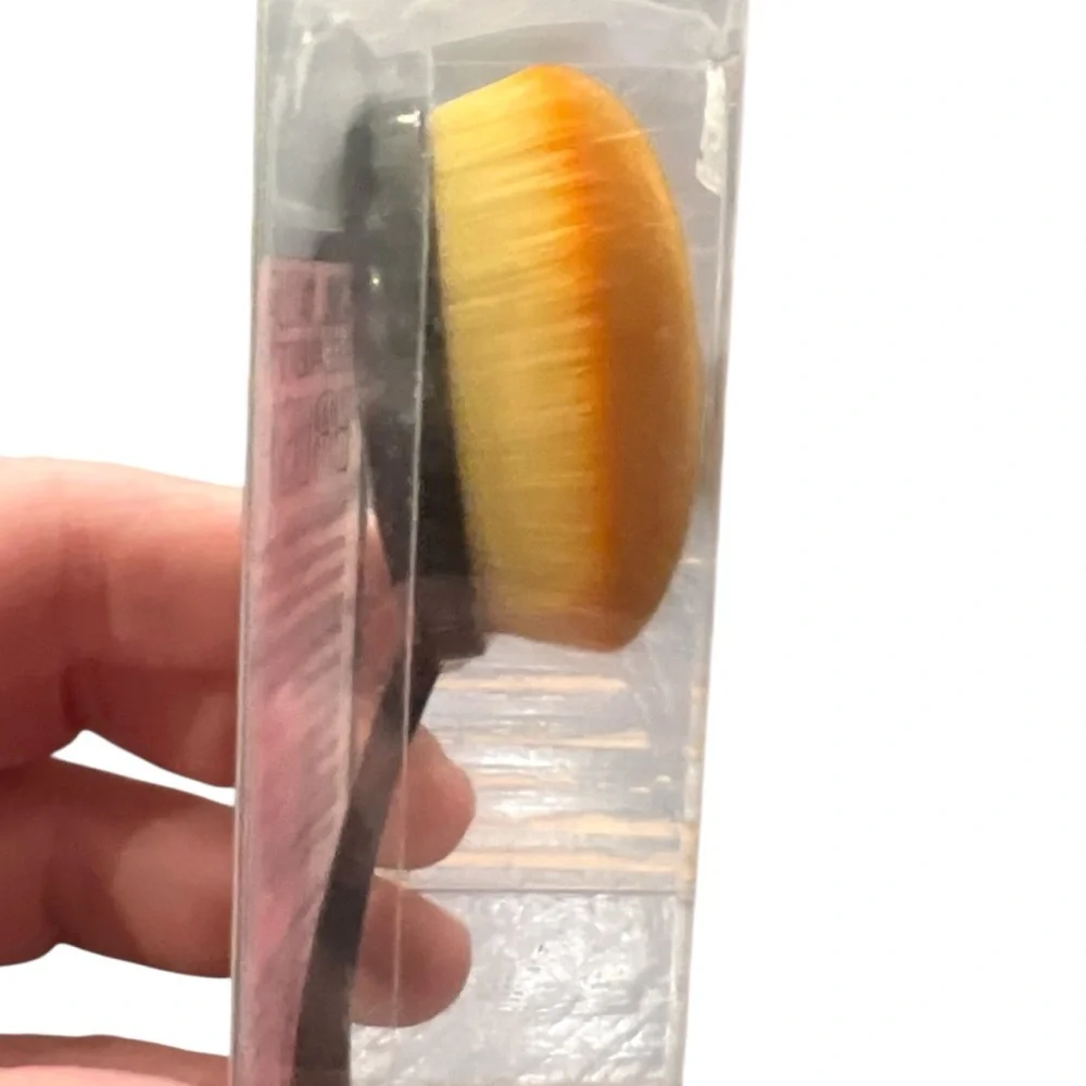 Oh La La!! Oval Makeup Beauty Brush Flexible Tilted Handle‎ Velvet Bristles NEW